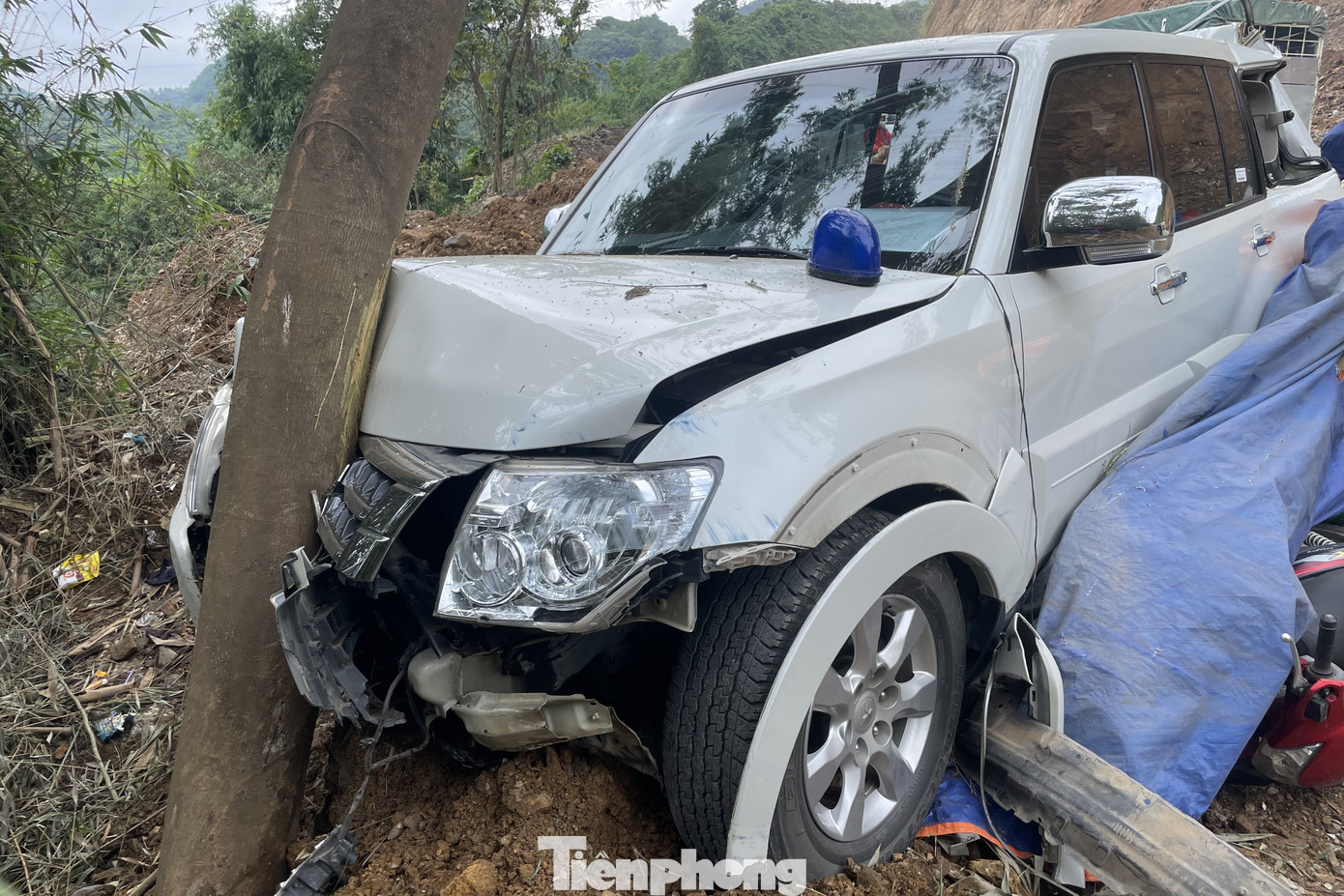 Theo anh B.T.A (nhân chứng vụ tai nạn là công nhân thi công đường gần đó): “Vào khoảng 10h sáng, khi đang di chuyển trên đường một xe đầu kéo bị mất phanh, đâm vào 2 xe con, tiếp đó 1 xe máy bị cuốn xuống gầm. Sau khi đánh lái xe đầu kéo dừng lại và vắt ngang đường”.