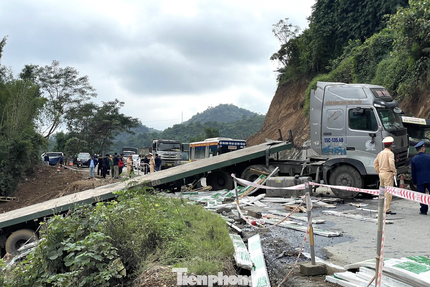 Xe đầu kéo vắt ngang đường.
