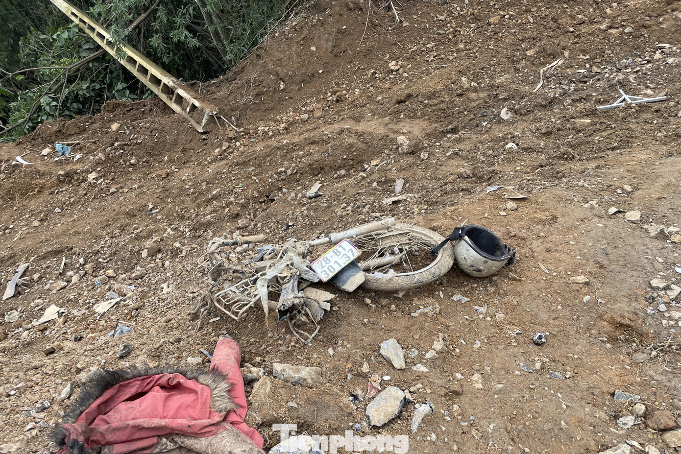 Một xe máy biến dạng, chia thành nhiều phần và văng đi xa.