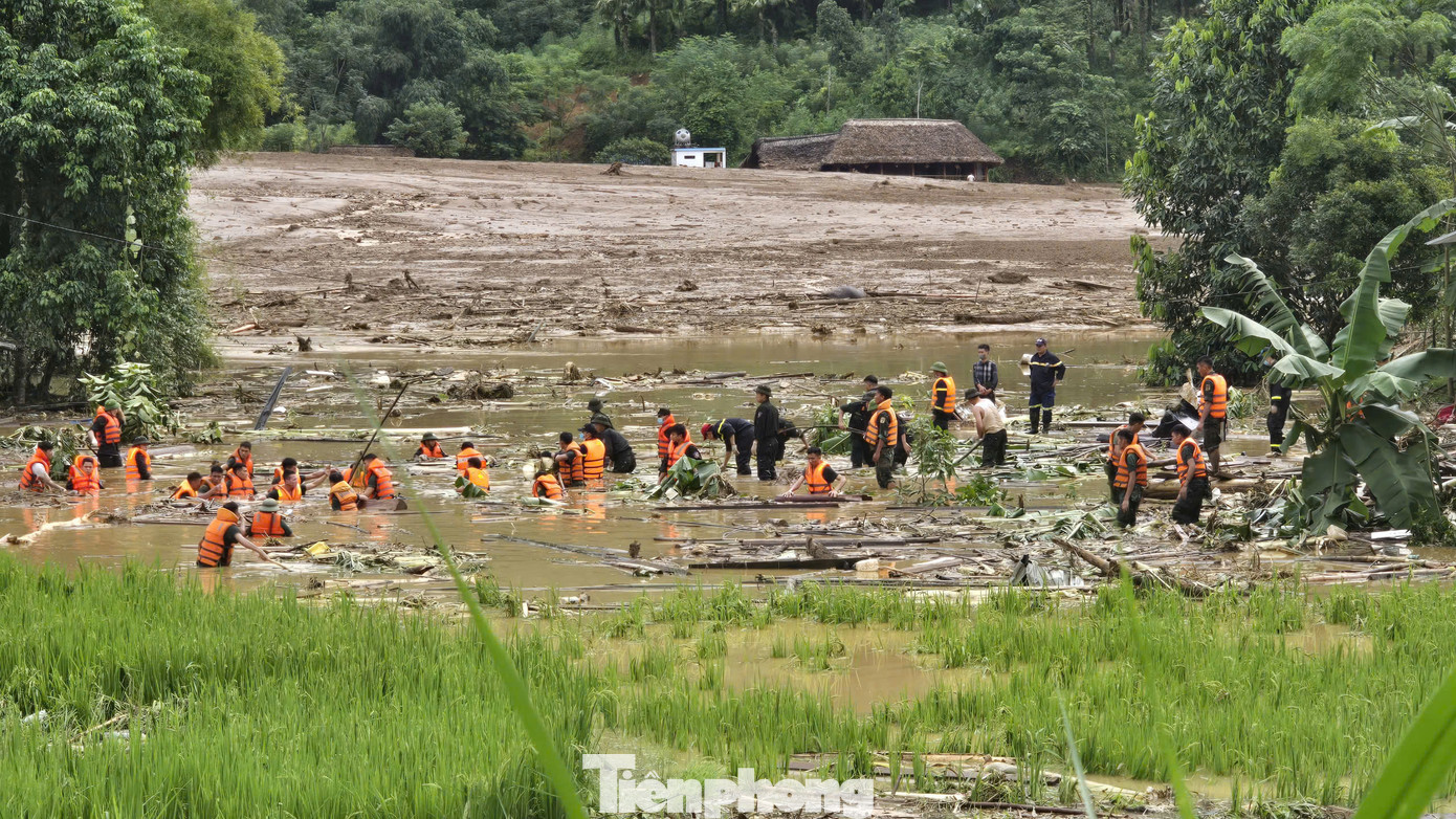 Các lực lượng đang tích cực tìm kiếm người mất tích. Các lực lượng đang tích cực tìm kiếm người mất tích.