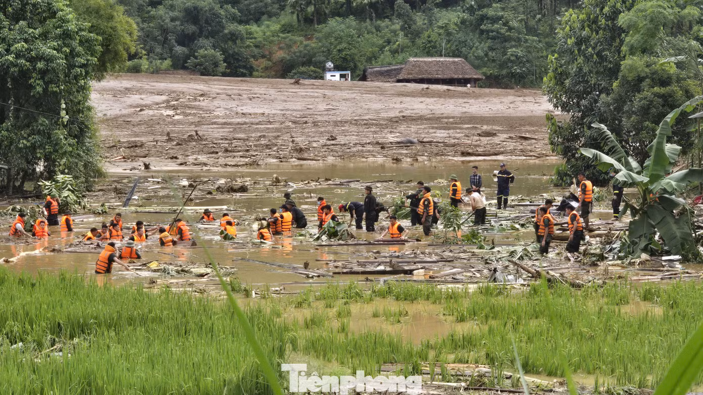 Các lực lượng đang tích cực tìm kiếm người mất tích. Các lực lượng đang tích cực tìm kiếm người mất tích.