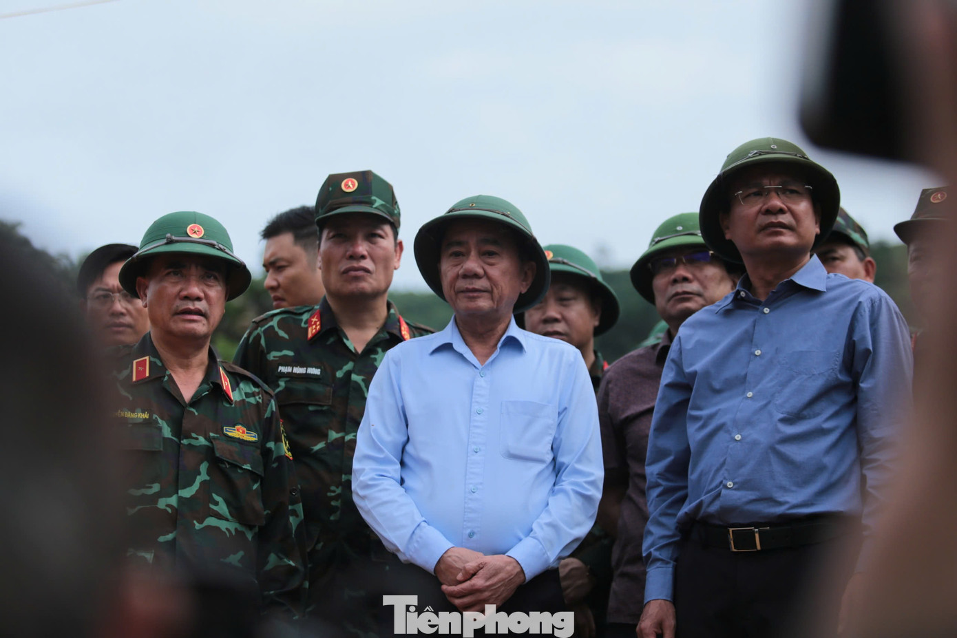 Chủ nhiệm Ủy ban Kiểm tra Trung ương Trần Cẩm Tú có mặt trực tiếp tại điểm sạt lở Làng Nủ. Ảnh: Hân Nguyễn. Chủ nhiệm Ủy ban Kiểm tra Trung ương Trần Cẩm Tú có mặt trực tiếp tại điểm sạt lở Làng Nủ. Ảnh: Hân Nguyễn.