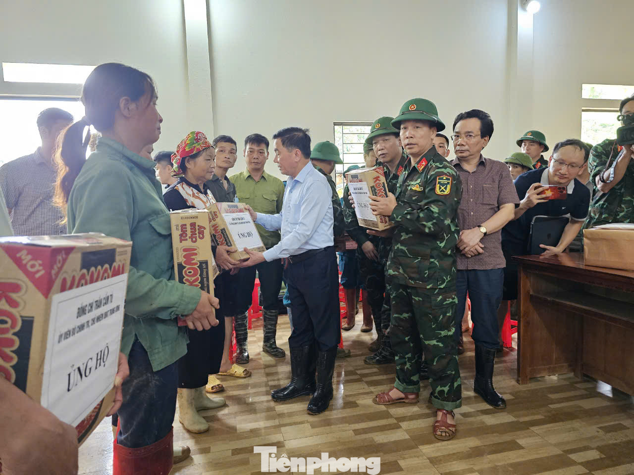 Chủ nhiệm Ủy ban Kiểm tra Trung ương Trần Cẩm Tú trao quà ủng hộ người dân. Chủ nhiệm Ủy ban Kiểm tra Trung ương Trần Cẩm Tú trao quà ủng hộ người dân.