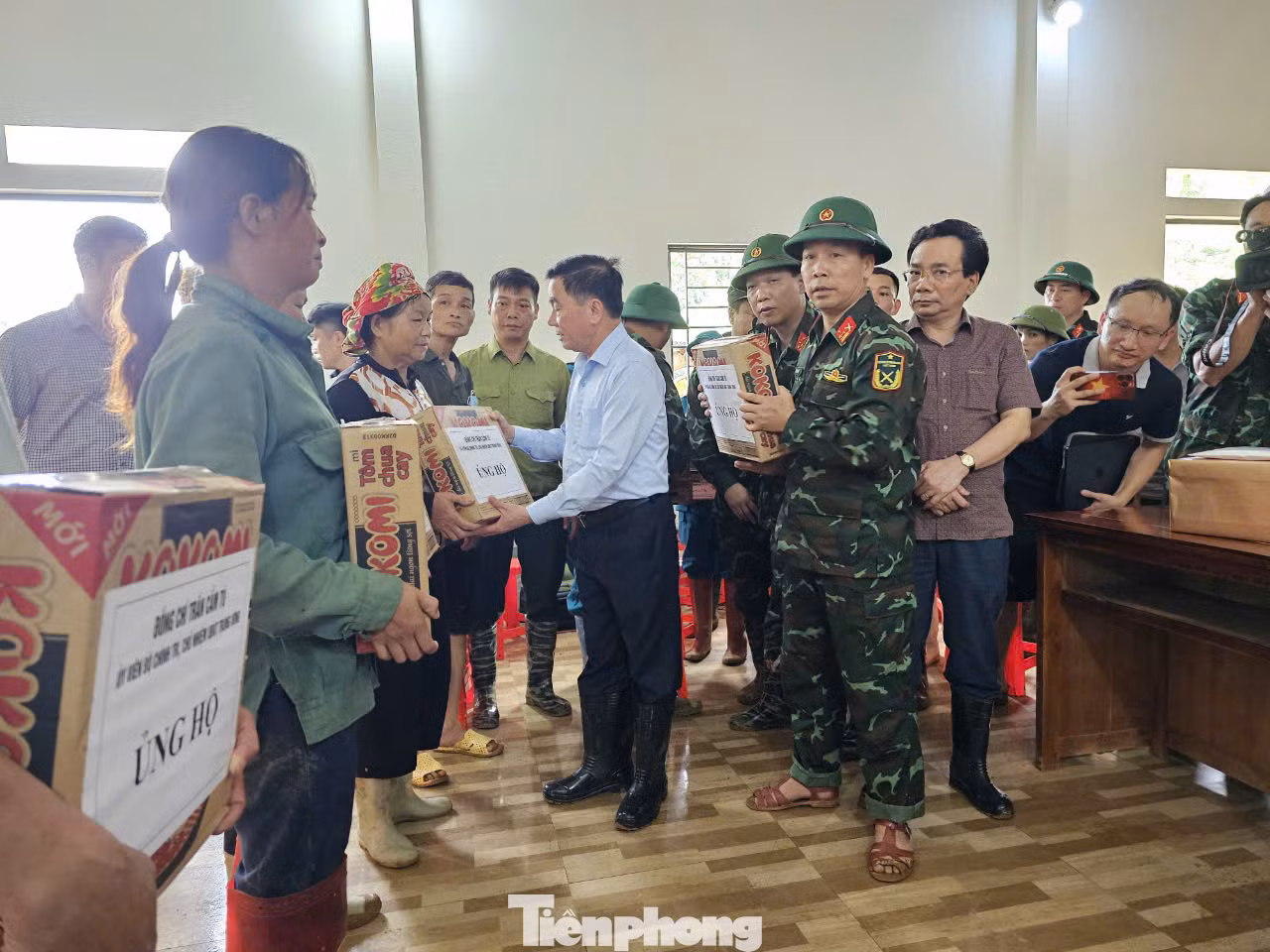Chủ nhiệm Ủy ban Kiểm tra Trung ương Trần Cẩm Tú trao quà ủng hộ người dân. Chủ nhiệm Ủy ban Kiểm tra Trung ương Trần Cẩm Tú trao quà ủng hộ người dân.