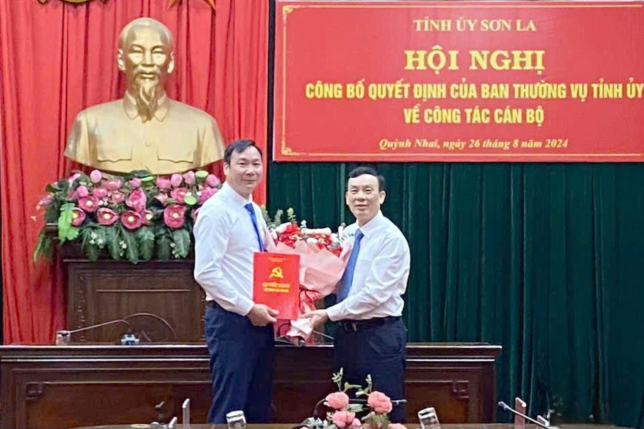 Tân Phó Bí thư Huyện ủy Quỳnh Nhai Cầm Văn Huy (bên trái) nhận quyết định. Ảnh: Báo Sơn La Tân Phó Bí thư Huyện ủy Quỳnh Nhai Cầm Văn Huy (bên trái) nhận quyết định. Ảnh: Báo Sơn La