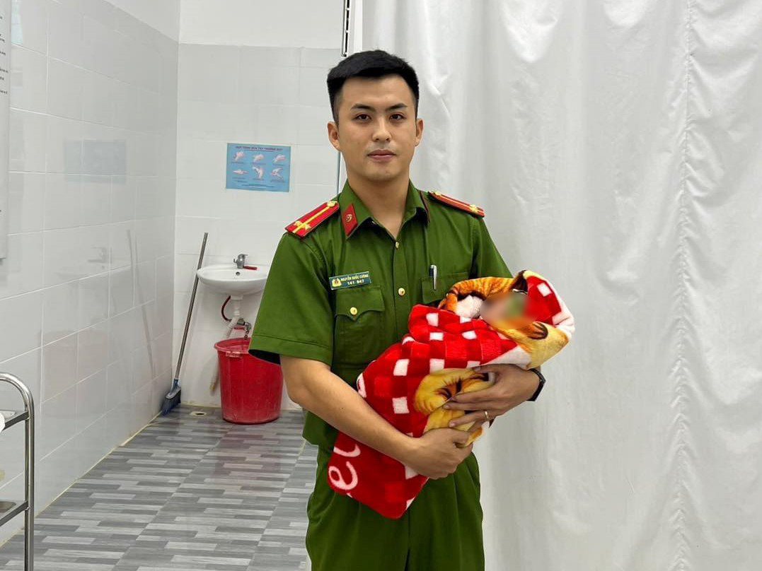 Bé trai sơ sinh được đưa đến cơ sở y tế ngay sau khi tiếp nhận.