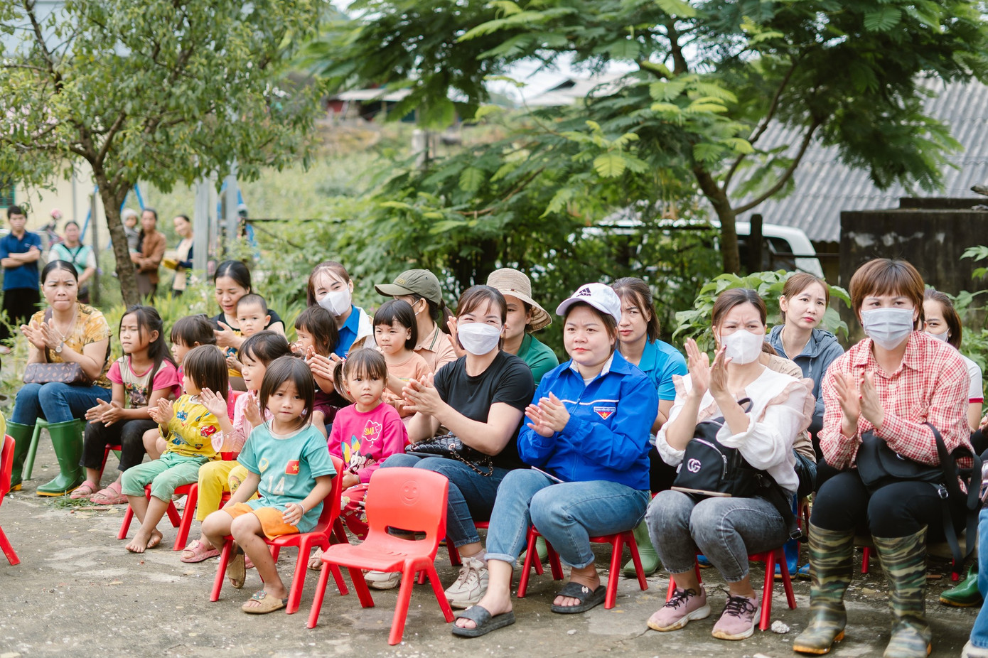Bên cạnh đó, lễ khởi công còn có sự tham gia của đông đảo các thầy cô giáo, các em học sinh trong không khí hân hoan, phấn khởi.