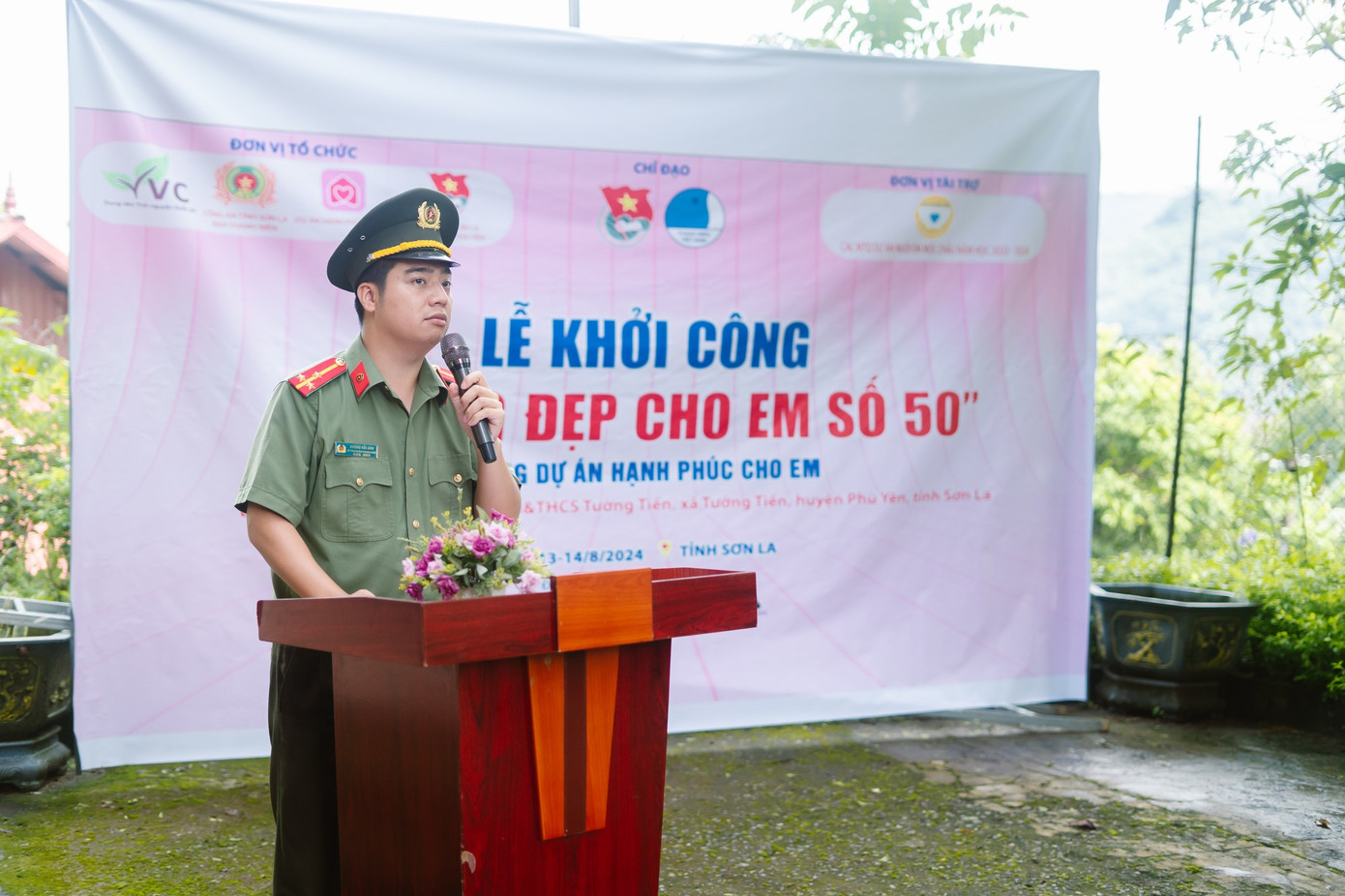 Trong 2 ngày (13 và 14/8), Ban Thanh niên công an tỉnh Sơn La phối hợp với Huyện đoàn Phù Yên (Sơn La) tổ chức lễ khởi công xây dựng các công trình trường học cho học sinh tại xã khó khăn, biên giới trên địa bàn huyện Phù Yên.