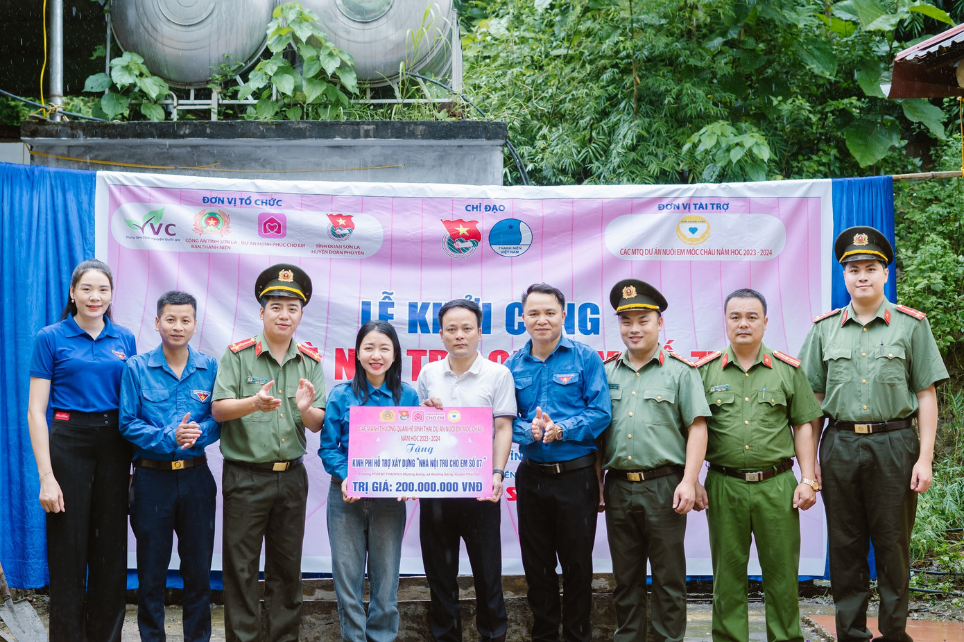 ... xây dựng 1 nhà nội trú tại trường PTDT Bán trú TH&THCS Mường Bang (xã Mường Bang) với quy mô xây dựng 2 phòng ở nội trú, trị giá 200 triệu đồng. Tổng kinh phí tài trợ xây dựng là 700 triệu đồng.