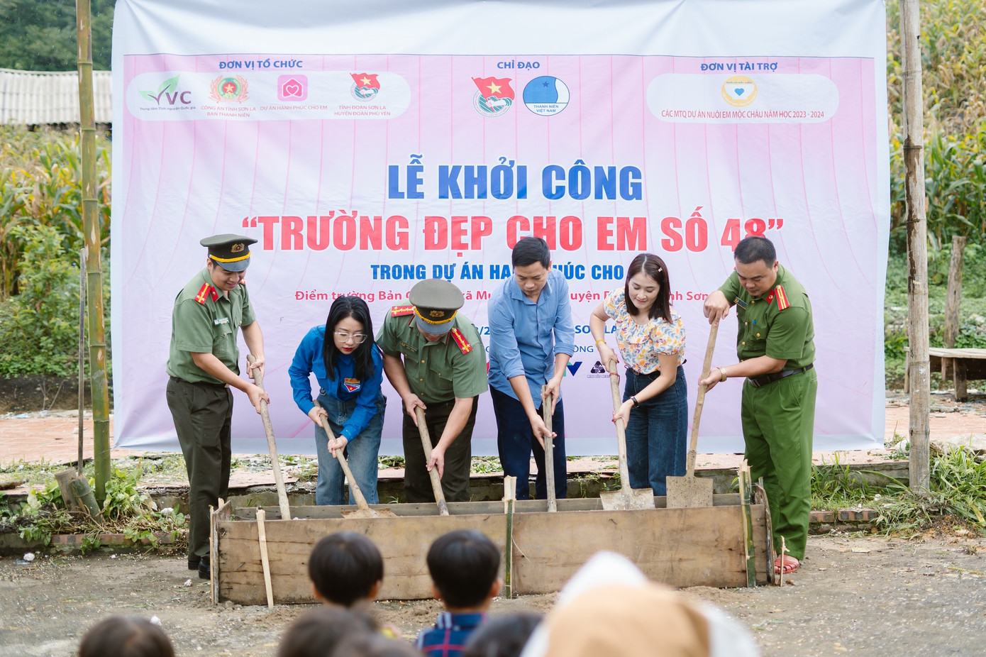 Các công trình khởi công gồm: Xây dựng điểm trường bản Chè Mè (thuộc trường mầm non xã Mường Bang) với quy mô xây dựng 3 phòng học, trị giá 300 triệu đồng; xây dựng điểm trường bản Nà Pục (thuộc trường Th&THCS Tường Tiến, xã Tường Tiến) quy mô xây dựng 2 phòng học, trị giá 200 triệu đồng;…