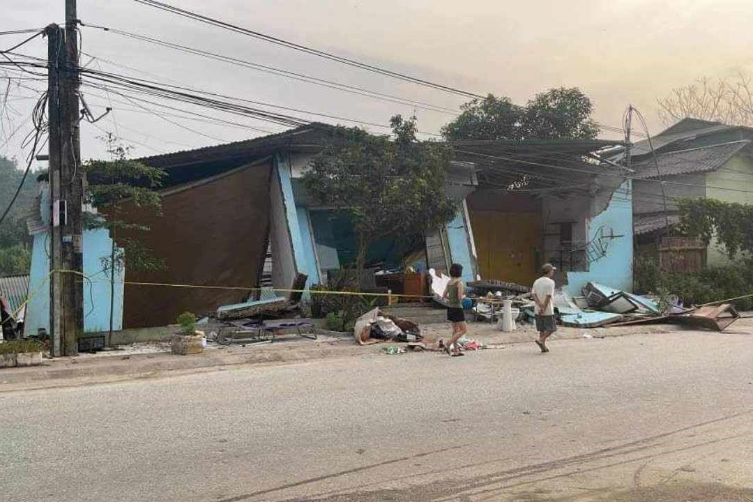 2 trong 5 ngôi nhà bị ảnh hưởng được đưa đi di tản trước đó. 2 trong 5 ngôi nhà bị ảnh hưởng được đưa đi di tản trước đó.