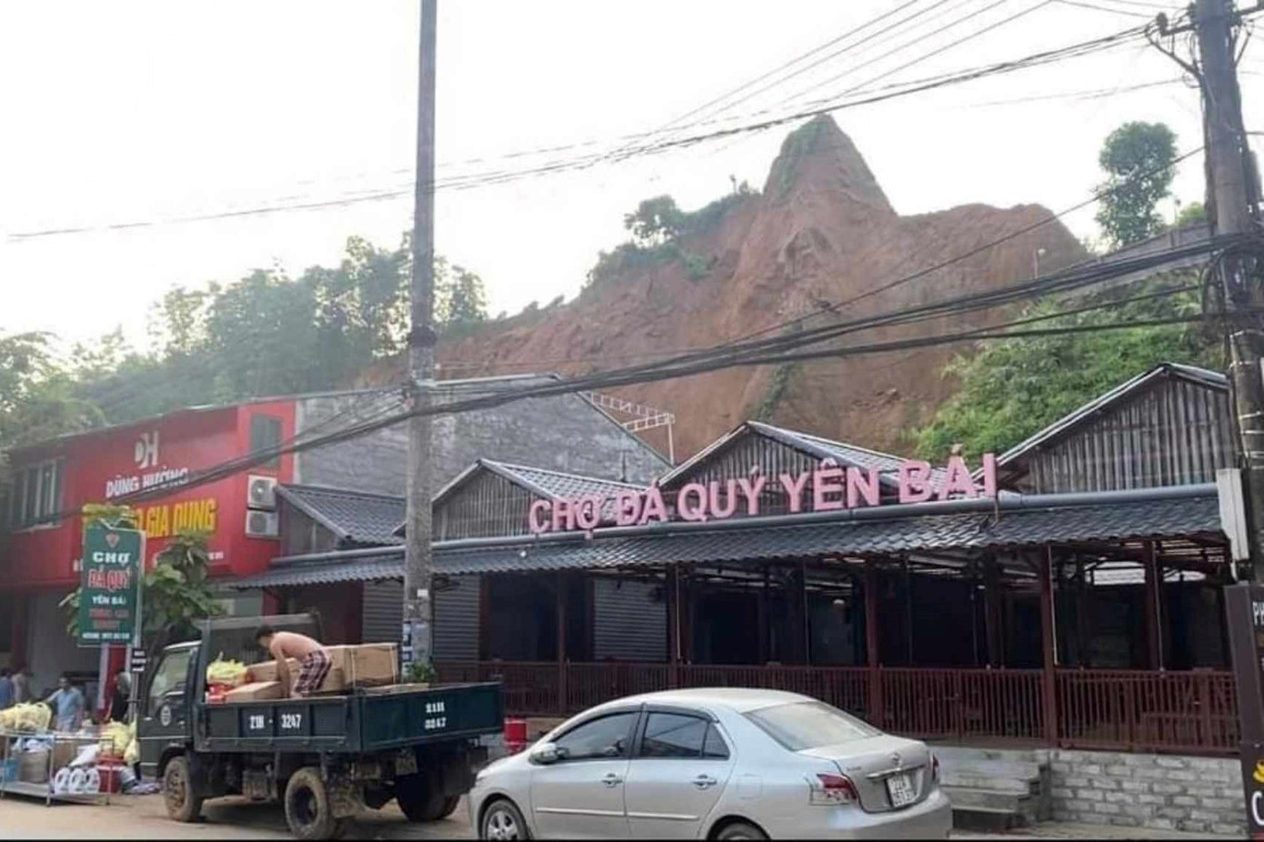 Khối lượng lớn đất đá từ ngọn đồi phía sau vùi lấp 3 ngôi nhà ở thị trấn Yên Bình. Khối lượng lớn đất đá từ ngọn đồi phía sau vùi lấp 3 ngôi nhà ở thị trấn Yên Bình.