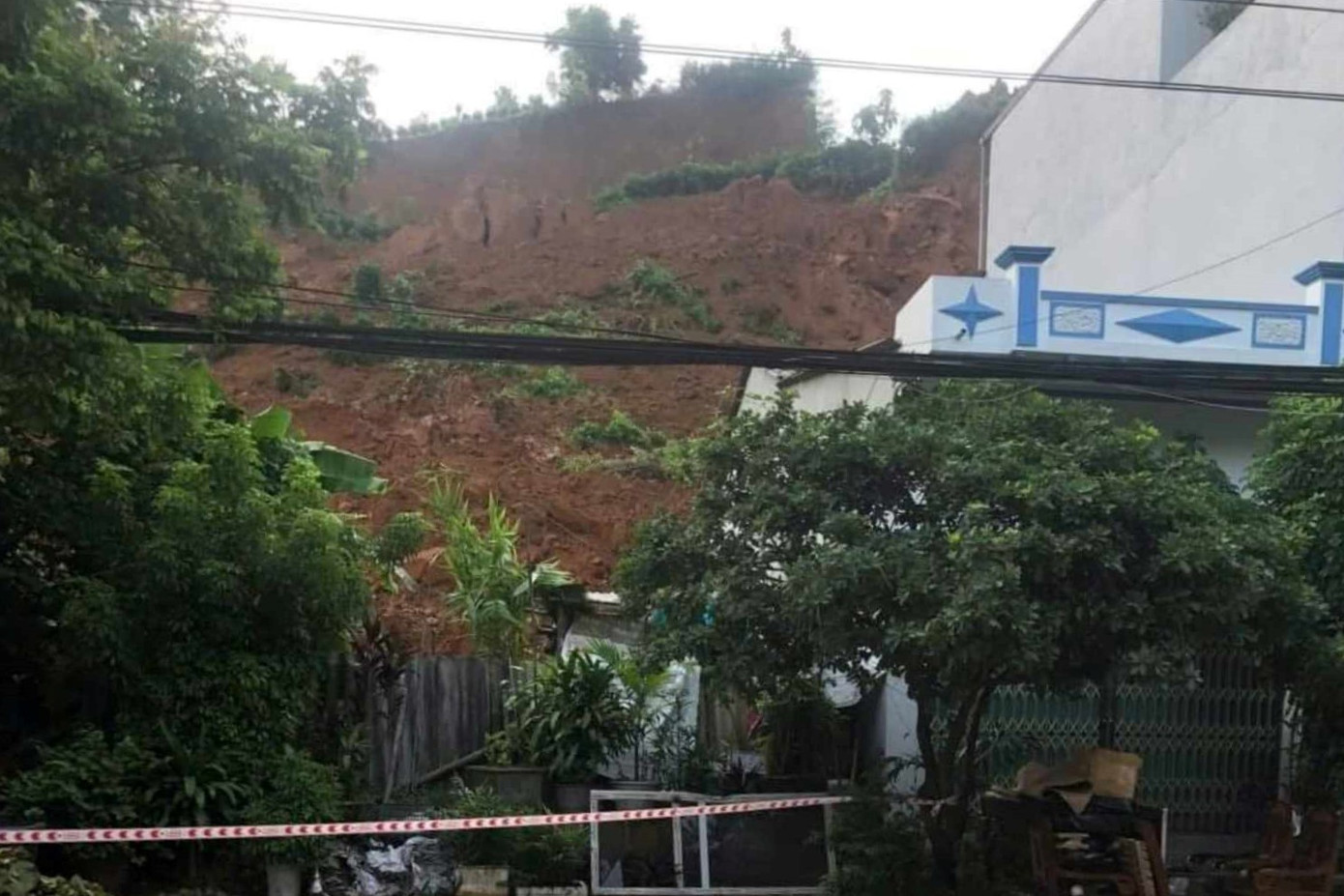 Ước tính khối lượng đất sạt lở lên đến khoảng 20.000m3. Ước tính khối lượng đất sạt lở lên đến khoảng 20.000m3.