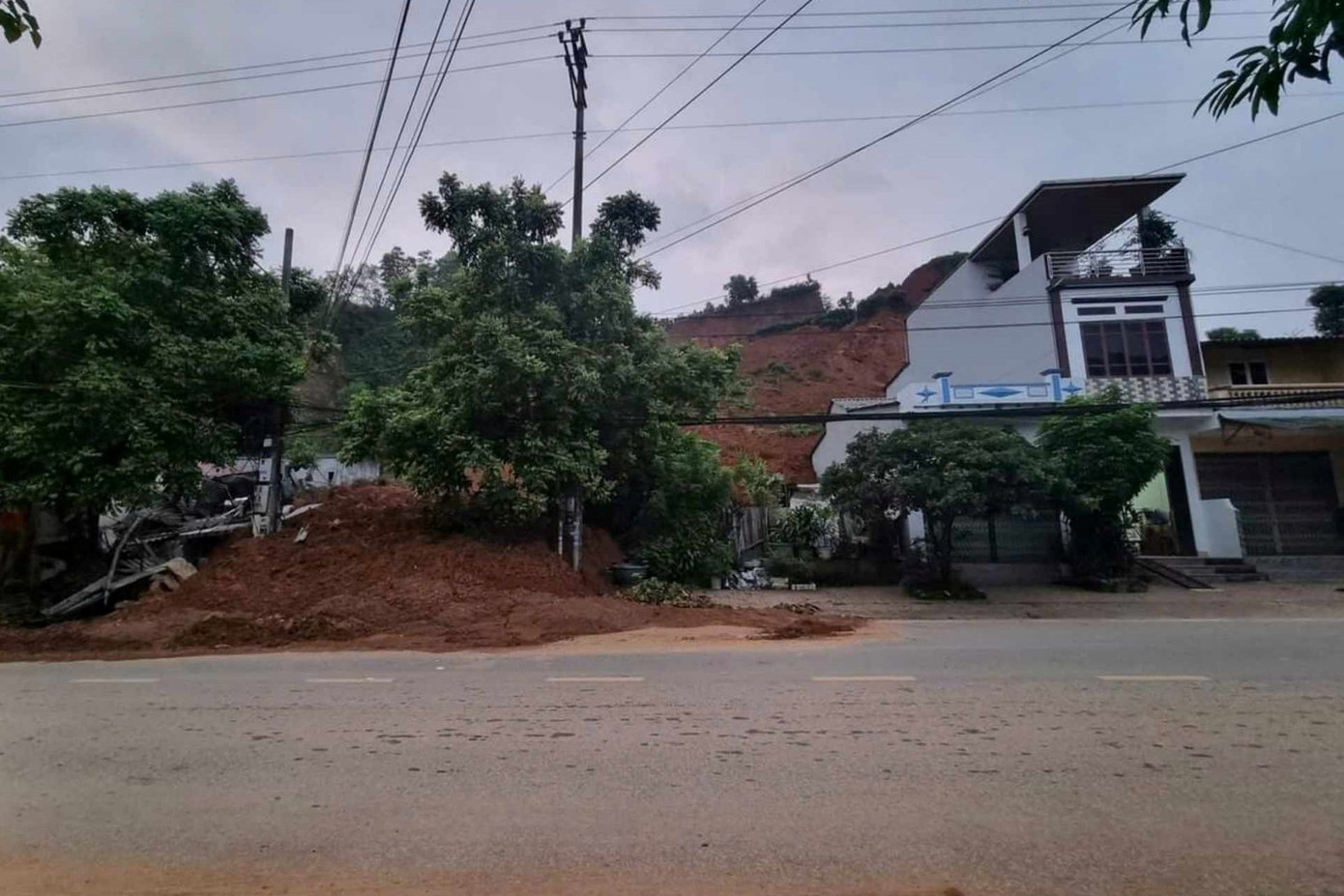 Khoảng 20.000m3 đất vùi lấp 3 ngôi nhà. Khoảng 20.000m3 đất vùi lấp 3 ngôi nhà.