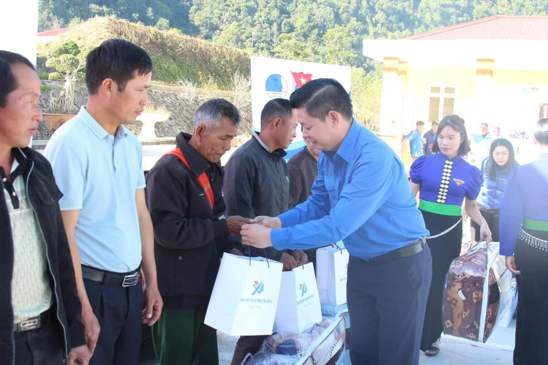 Tỉnh Đoàn tặng 11 mô hình "Dê sinh sản" các hộ gia đình khó khăn; 20 suất quà, gồm chăn ấm và nhu yếu phẩm cho già làng, trưởng bản, hộ khó khăn xã Mường Lèo; tặng 20 đàn gà khăn quàng đỏ cho thiếu nhi bị ảnh hưởng bởi thiên tai; trao 30 suất quà cho học sinh có hoàn cảnh khó khăn.