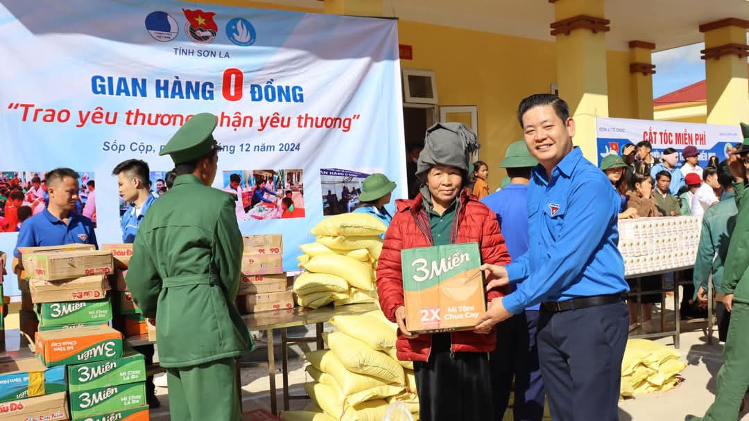 Trong khuôn khổ chương trình, Tỉnh Đoàn Sơn La và Đồn biên phòng Mường Lèo tổ chức cắt tóc miễn phí, tổ chức gian hàng 0 đồng, hỗ trợ người dân khó khăn tại xã vùng cao.