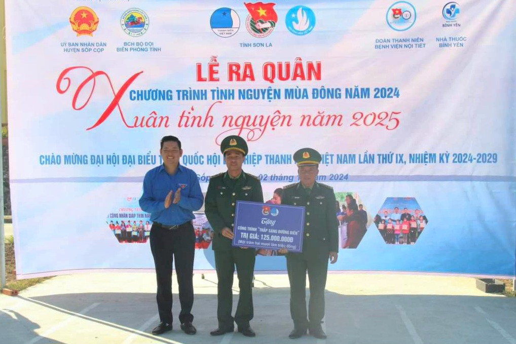 Nhân dịp này, Trung ương Đoàn TNCS Hồ Chí Minh tặng công trình "Thắp sáng đường biên" cho Đồn biên phòng Mường Lèo, trị giá 125 triệu đồng.