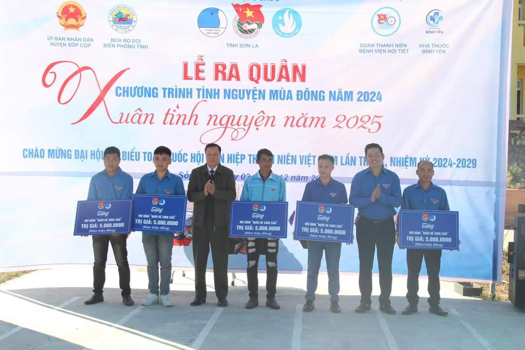 Tỉnh Đoàn tặng 11 mô hình "Dê sinh sản" các hộ gia đình khó khăn; 20 suất quà, gồm chăn ấm và nhu yếu phẩm cho già làng, trưởng bản, hộ khó khăn xã Mường Lèo; tặng 20 đàn gà khăn quàng đỏ cho thiếu nhi bị ảnh hưởng bởi thiên tai; trao 30 suất quà cho học sinh có hoàn cảnh khó khăn.