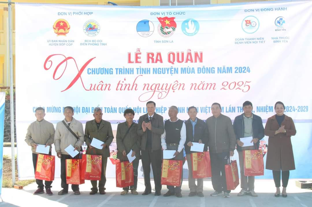 Huyện Sốp Cộp trao 10 suất quà cho người có uy tín trong xã. Tổng nguồn lực tổ chức các hoạt động trên 350 triệu đồng.