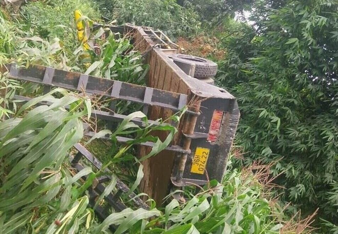 Hiện trường vụ xe tải lao xuống vực. Ảnh: NDCC.