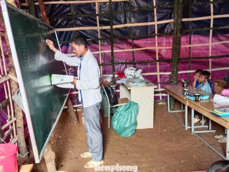 Đến thứ 2, ngày 16/9, 30 em nhỏ tại điểm sơ tán bản Nà Tra đã được đến lớp học tập như bình thường.