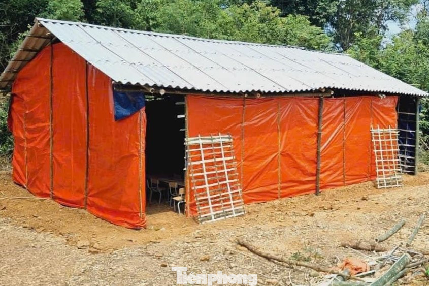 Lớp học nằm cạnh lán ở tạm của bà con, có diện tích khoảng hơn 30m2, chia làm 2 gian chính có vách ngăn. Lớp có 30 em nhỏ thuộc khối mầm non và lớp 1, 2 khối tiểu học.