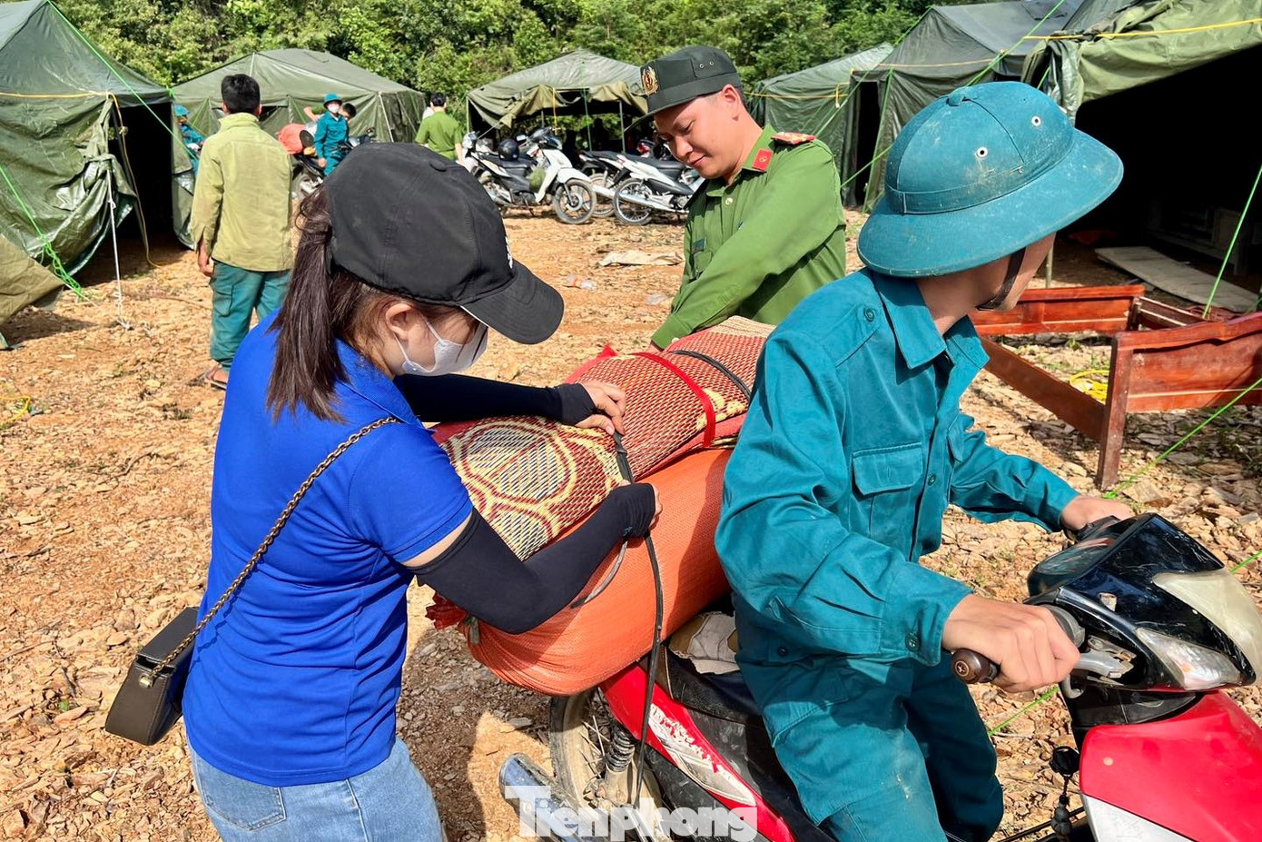 Ngoài ra, trong đợt sơ tán người dân bản Nà Tra, lực lượng thanh niên tình nguyện của xã Pi Toong đã tích cực hỗ trợ, vận chuyển đồ đạc, dựng các lán trại giúp người dân nhanh chóng ổn định cuộc sống.