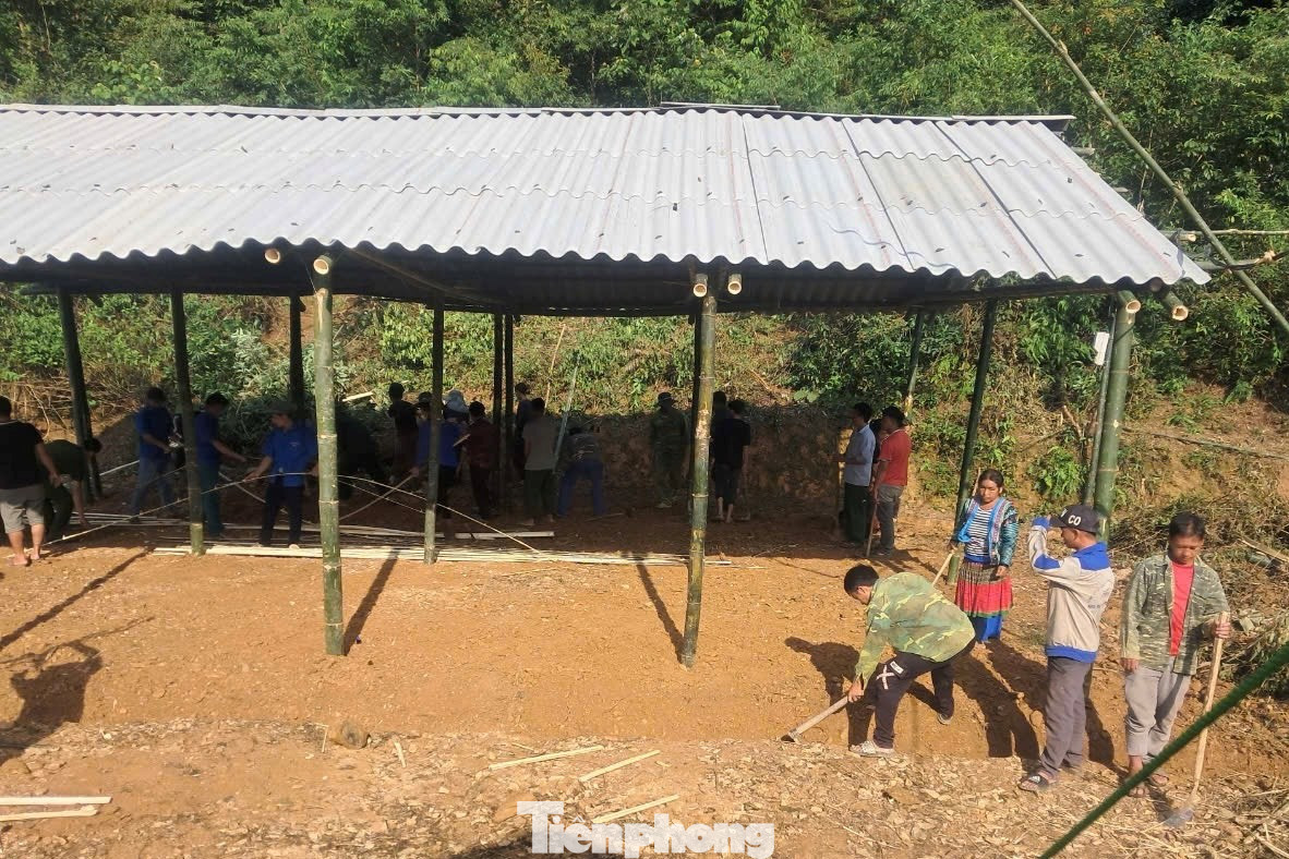 Ngay sau đó, chính quyền xã Pi Toong đã huy động lực lượng công an, bộ đội và người dân chung tay, nhanh chóng dựng một lớp học tạm cho các em nhỏ trong ngày chủ nhật.