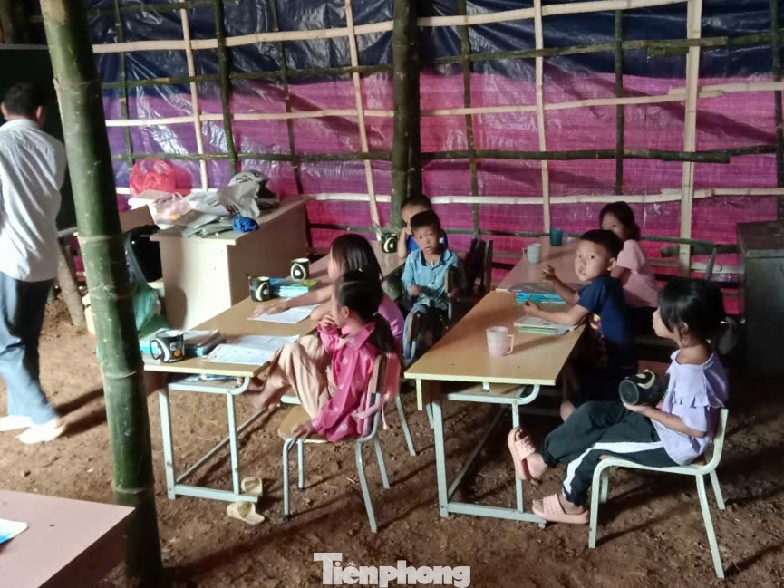 “Lớp học tại điểm sơ tán người dân là rất quan trọng, bởi lẽ nếu bị gián đoạn thì kết quả học tập cả năm của các em nhỏ sẽ ảnh hưởng, đặc biệt là các em nhỏ ở vùng cao khi điều kiện học tập còn nhiều khó khăn”, ông Phiêu chia sẻ.