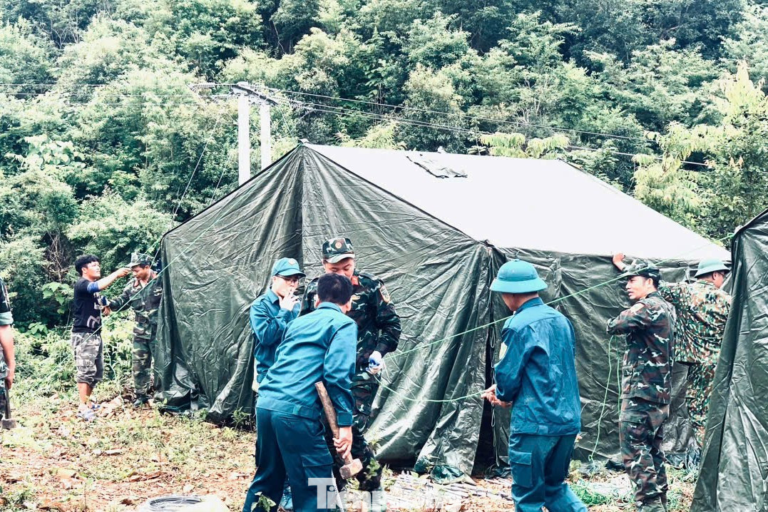 Trong ngày 14 - 15/9, 11 lán trại được dựng lên giúp người dân bản Nà Tra có nơi sơ tán an toàn.