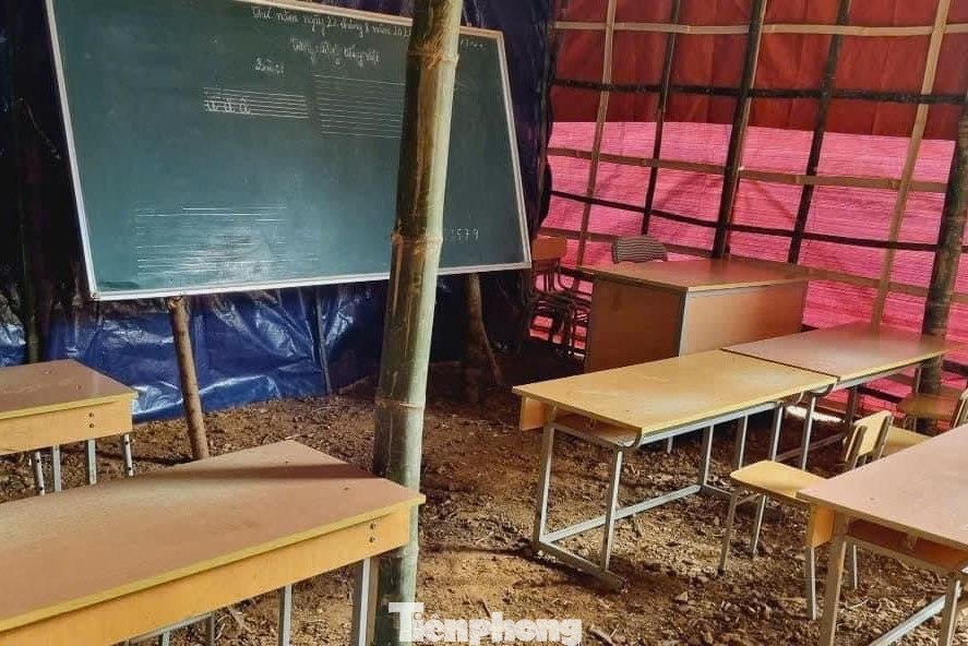 Các thiết bị phục vụ việc giảng dạy được đưa lên từ lớp học cũ (nằm trong vùng có nguy cơ xảy ra sạt lở).