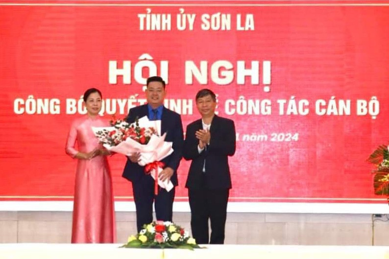 Tân Phó Bí thư Tỉnh Đoàn Sơn La Lò Mạnh Cường nhận quyết định. Tân Phó Bí thư Tỉnh Đoàn Sơn La Lò Mạnh Cường nhận quyết định.