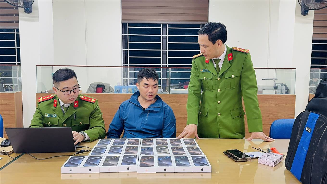 Đối tượng Vàng Ngọc Như cùng số tang vật bị thu giữ. Ảnh: CACC Đối tượng Vàng Ngọc Như cùng số tang vật bị thu giữ. Ảnh: CACC