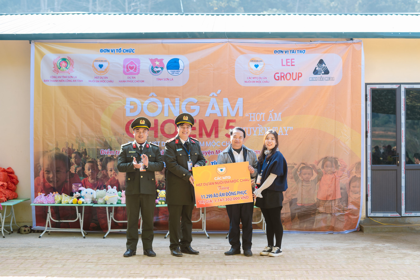 Tinh thần “Vì nhân dân phục vụ” đã được thể hiện rõ qua từng hành động, như một nguồn động viên to lớn giúp các em nhỏ vùng cao thêm vững tin vào một tương lai tốt đẹp.