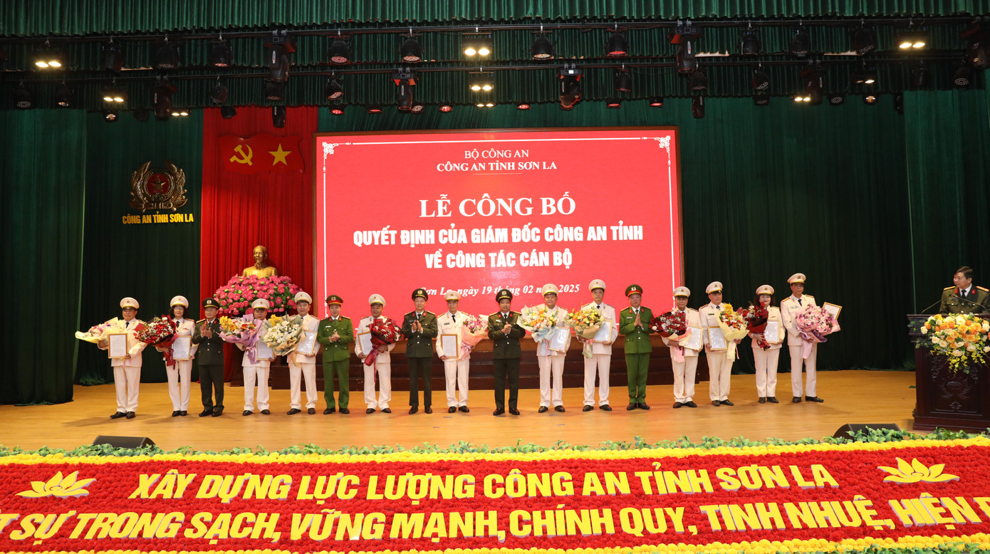 Ban Giám đốc Công an tỉnh Sơn La tặng hoa chúc mừng các đồng chí xin nghỉ hưu trước thời hạn. Ảnh: Cao Thiên