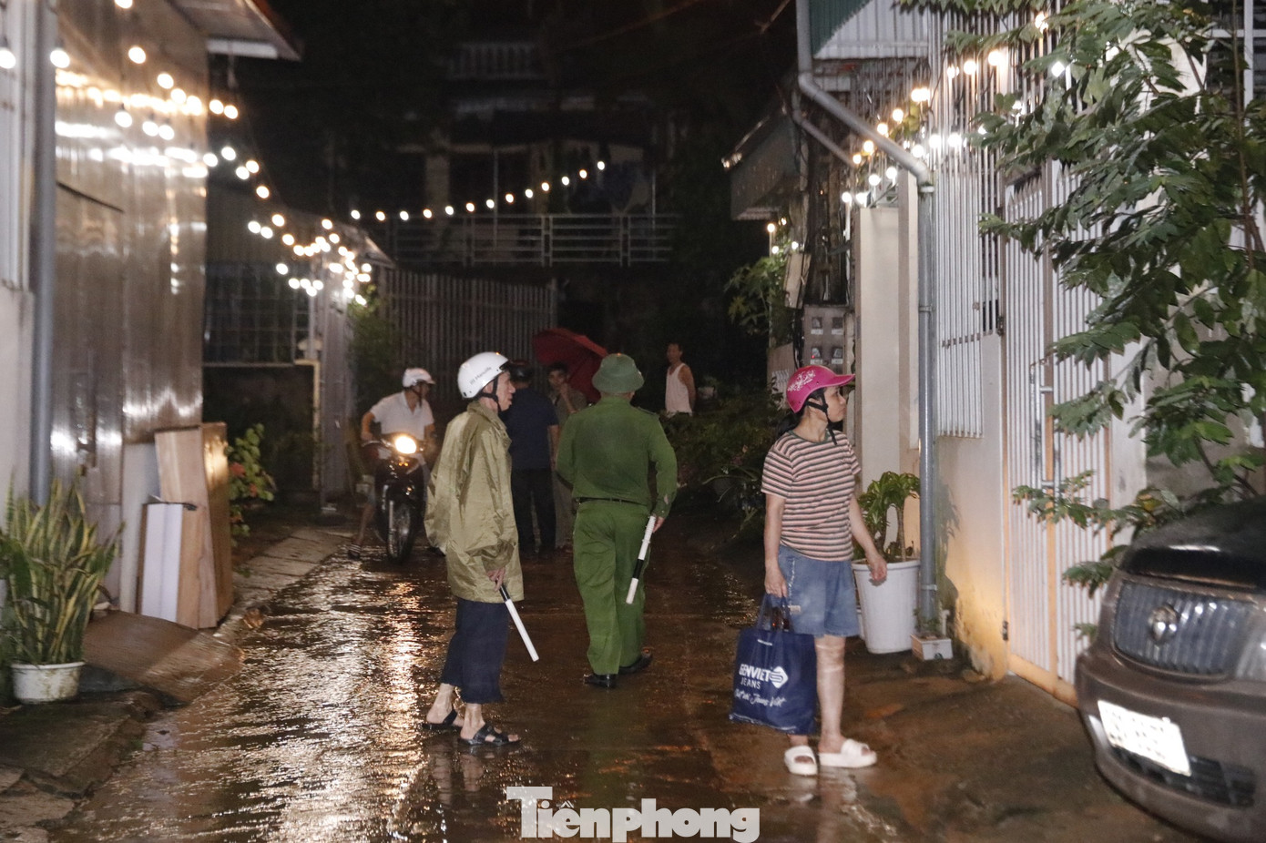 Trong chiều và tối cùng ngày, các lực lượng chức năng trên địa bàn phường đã có mặt kịp thời vận động nhân dân, giúp đỡ các hộ nhanh chóng di dời đồ đạc, vật dụng có giá trị đến khu vực an toàn.