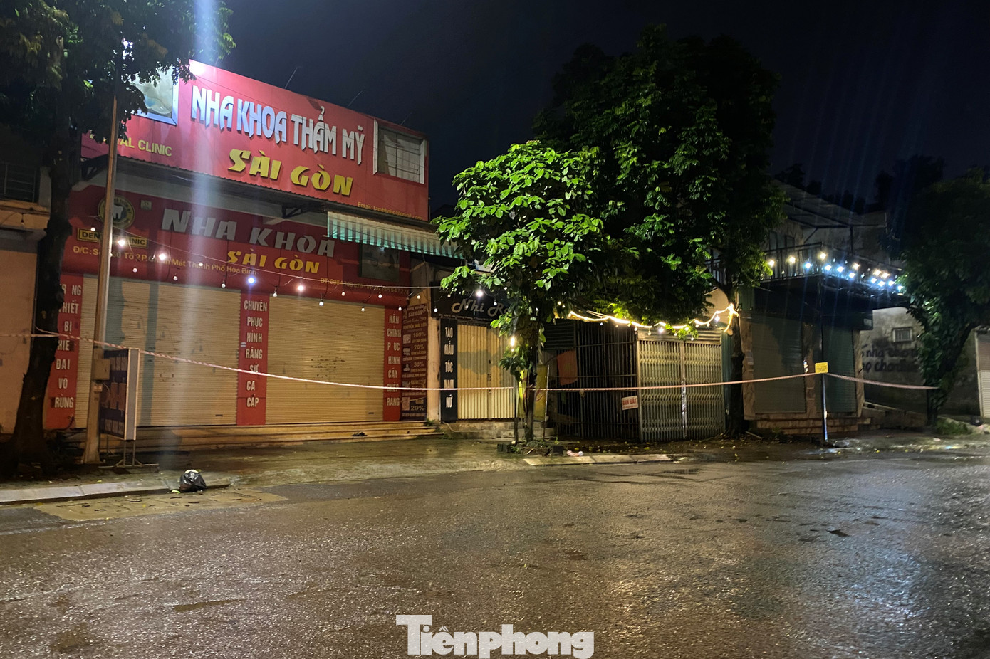 “Tính đến 22h tối cùng ngày, 42/47 hộ với 121 nhân khẩu đã được sơ tán đến nơi an toàn (5 hộ không có mặt tại địa phương). Bên cạnh đó, phường lập các tổ công tác trực đảm bảo an ninh trật tự tại khu vực có nguy cơ sạt lở”, ông Đừng thông tin.