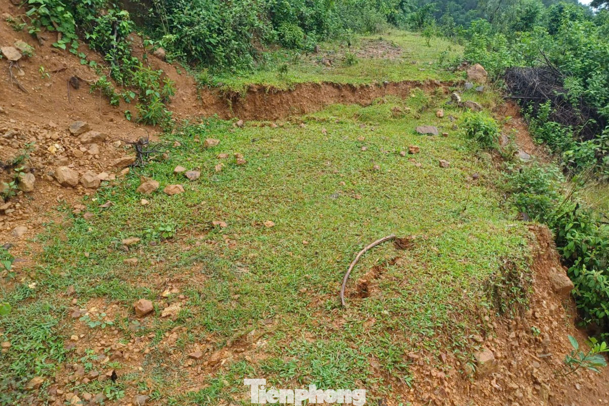 Chiều 22/9, người dân thuộc tổ 1, phường Thống Nhất, thành phố Hoà Bình phát hiện nhiều vết nứt dài tại khu vực nghĩa trang tiếp giáp với phường Thái Bình.