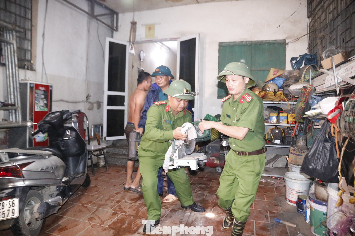 Ngay trong chiều cùng ngày, UBND phường Thống Nhất đã ra văn bản, lệnh yêu cầu hơn 40 hộ dân di dời toàn bộ tài sản thiết yếu từ lúc 18h.