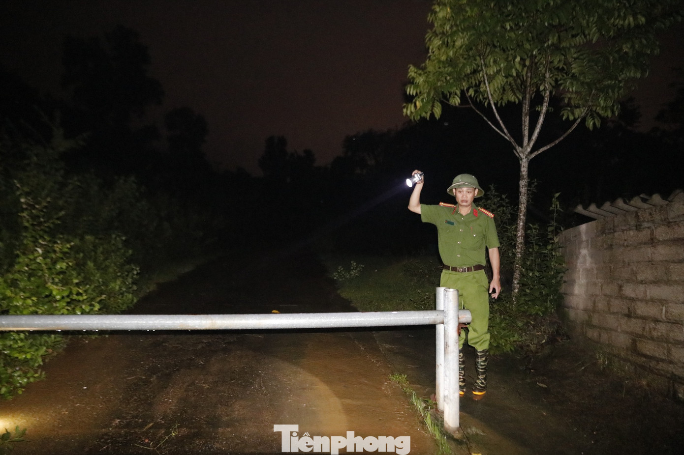 Ngay khi nắm bắt thông tin, chính quyền phường Thống Nhất cùng lực lượng công an đã có mặt kịp thời để kiểm tra tình hình sụt lún.