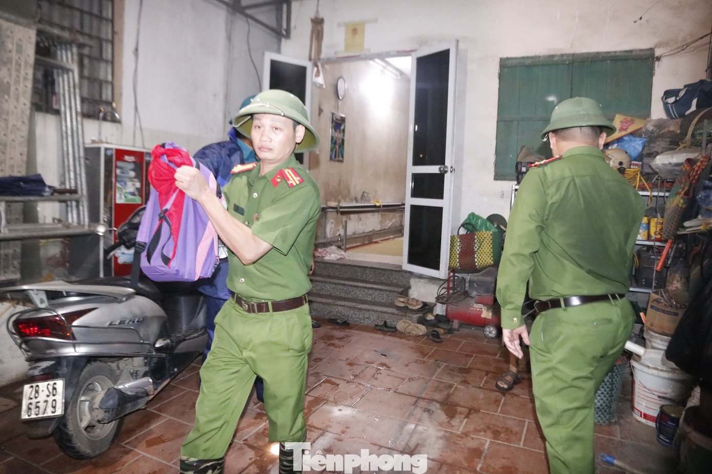 Trong chiều và tối cùng ngày, các lực lượng chức năng trên địa bàn phường đã có mặt kịp thời vận động nhân dân, giúp đỡ các hộ nhanh chóng di dời đồ đạc, vật dụng có giá trị đến khu vực an toàn.