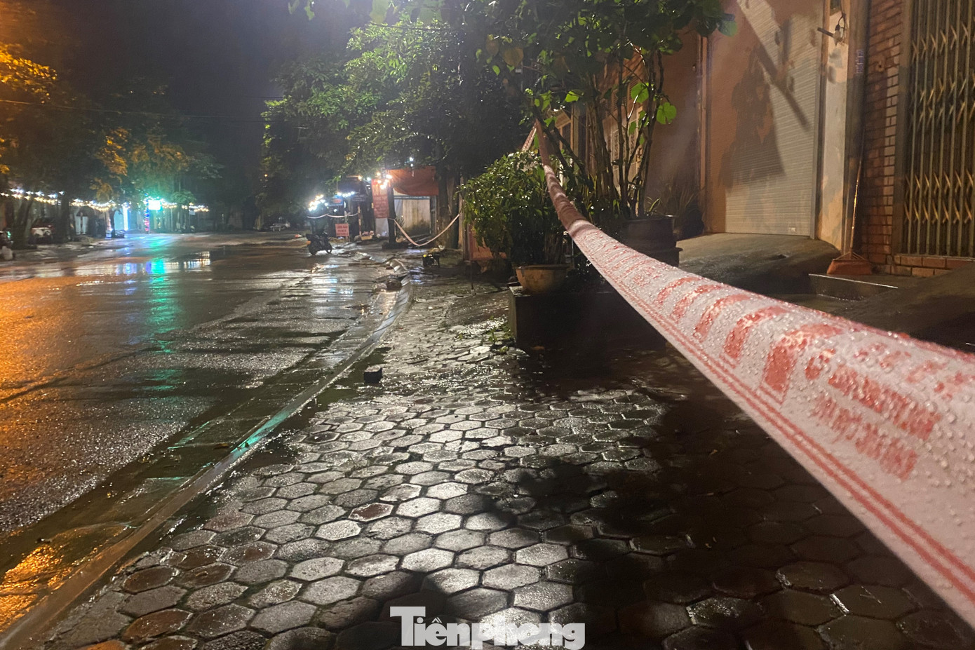 Phường Thống Nhất yêu cầu các hộ gia đình giáp ranh và các hộ phía taluy âm đường An Dương Vương chủ động nắm bắt tình hình, di dời đến nơi an toàn.