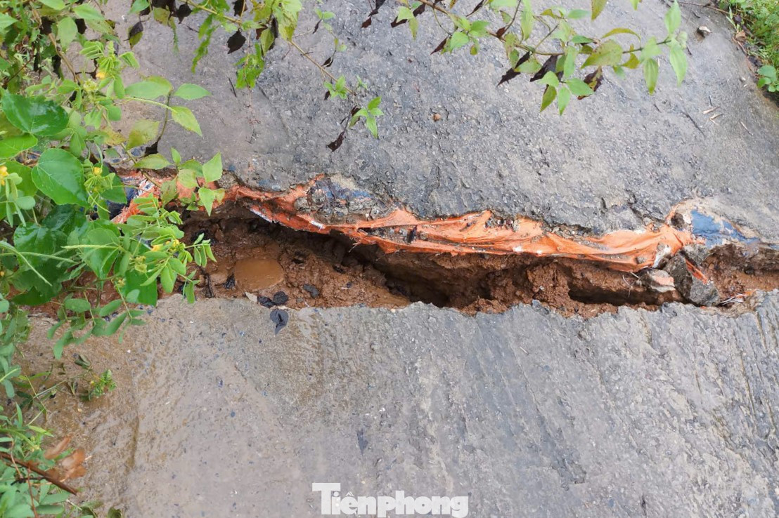 Những vết nứt có chiều rộng 30 - 40cm và có nơi sụt lún đến 40cm.
