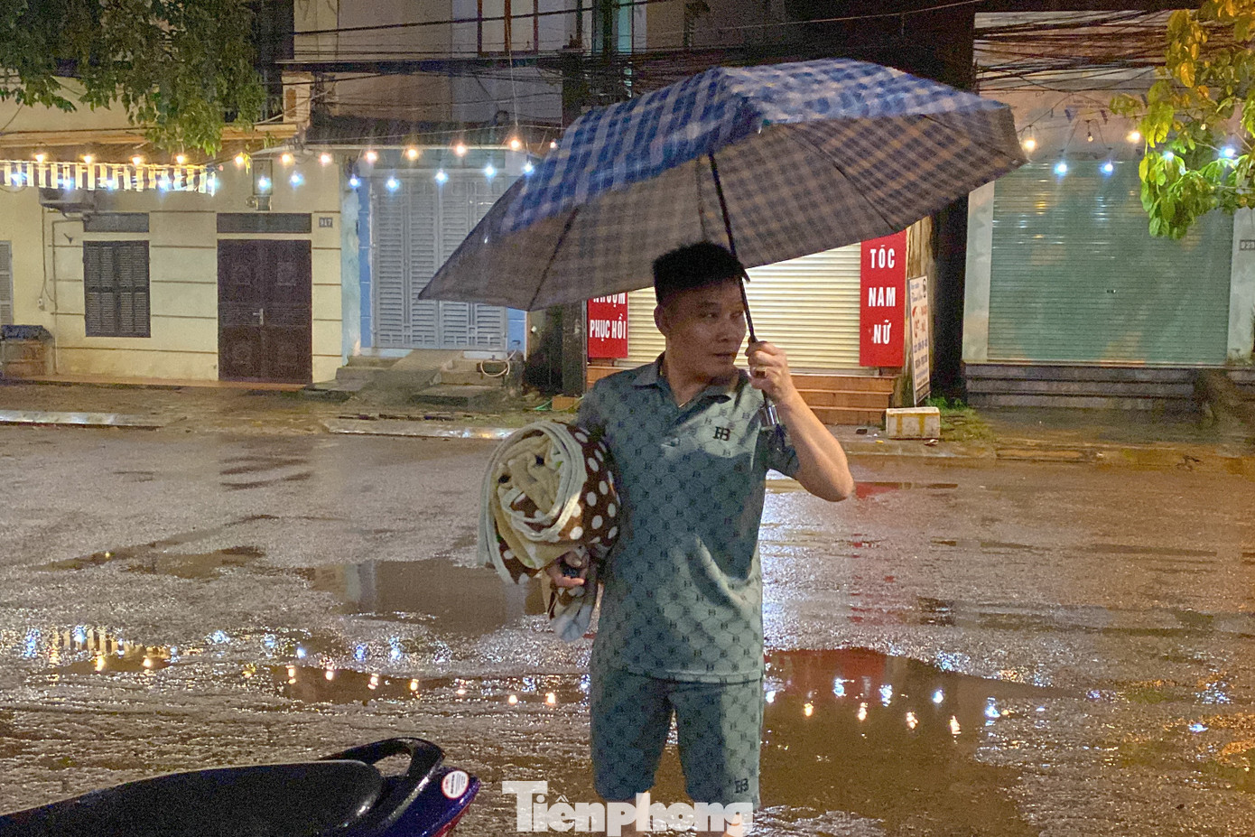 Theo đó, các gia đình cần chủ động liên hệ với người thân trong khu vực an toàn để di dời nhanh chóng.