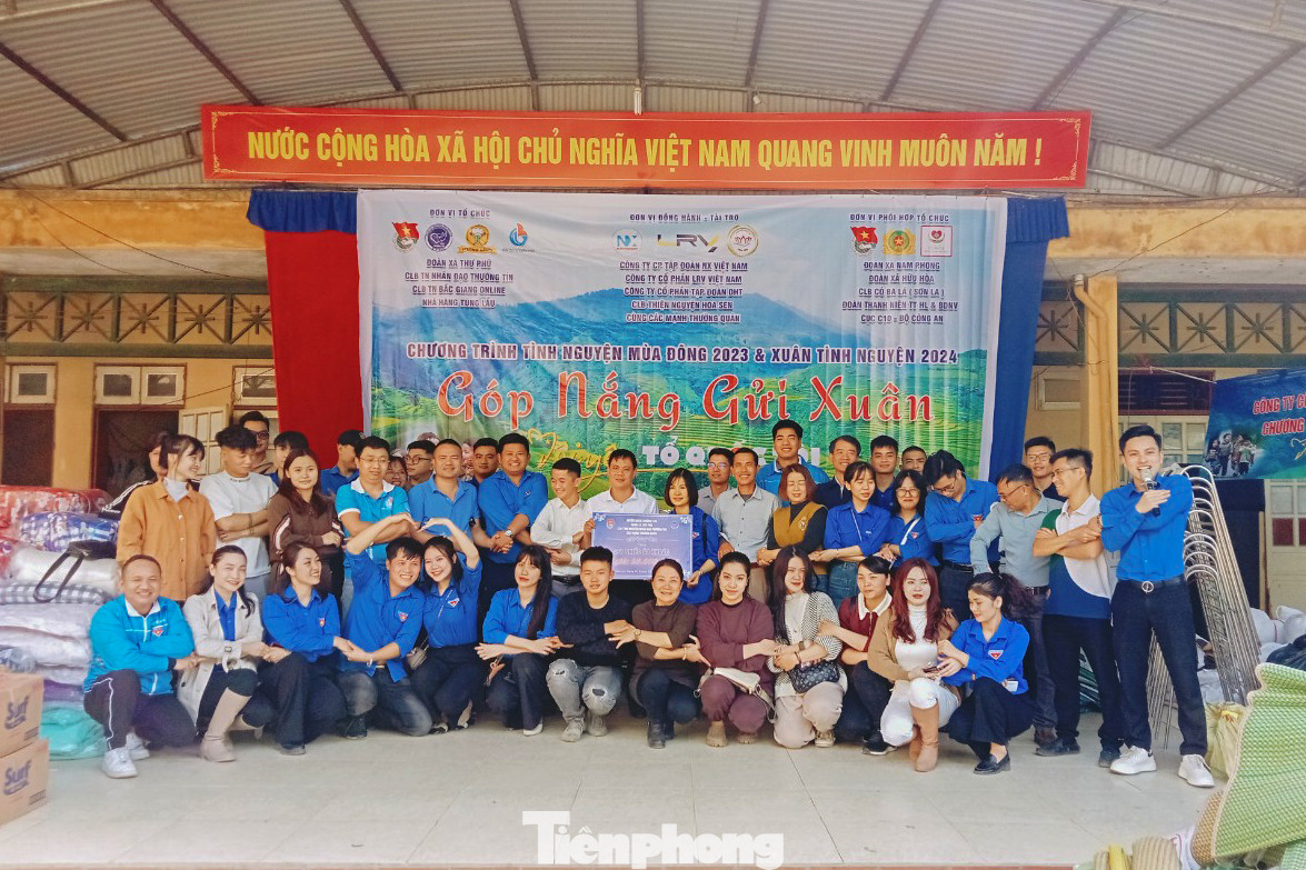 Các thành viên trong đoàn thiện nguyện Góp nắng gửi xuân Các thành viên trong đoàn thiện nguyện Góp nắng gửi xuân