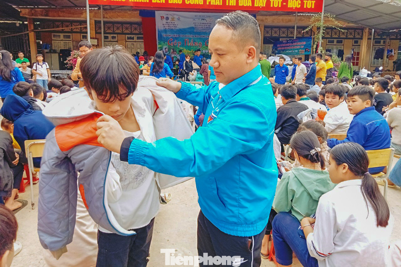 Những chiếc áo ấm được trao tận tay các em nhỏ khó khăn. Những chiếc áo ấm được trao tận tay các em nhỏ khó khăn.