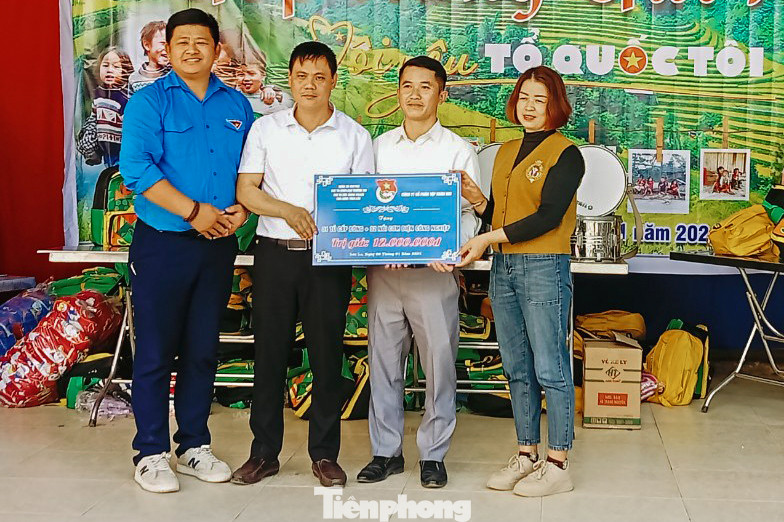 Những phần quà thiết thực gửi tới 2 nhà trường tại xã Nam Phong. Những phần quà thiết thực gửi tới 2 nhà trường tại xã Nam Phong.