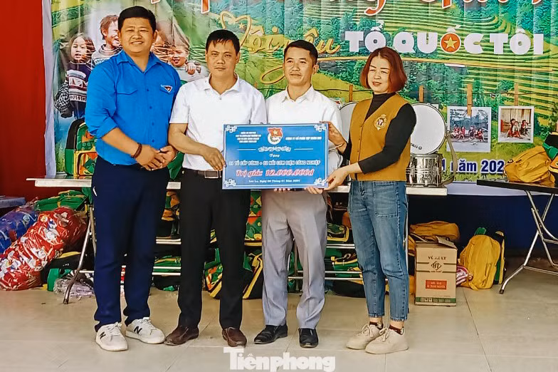 Những phần quà thiết thực gửi tới 2 nhà trường tại xã Nam Phong.
