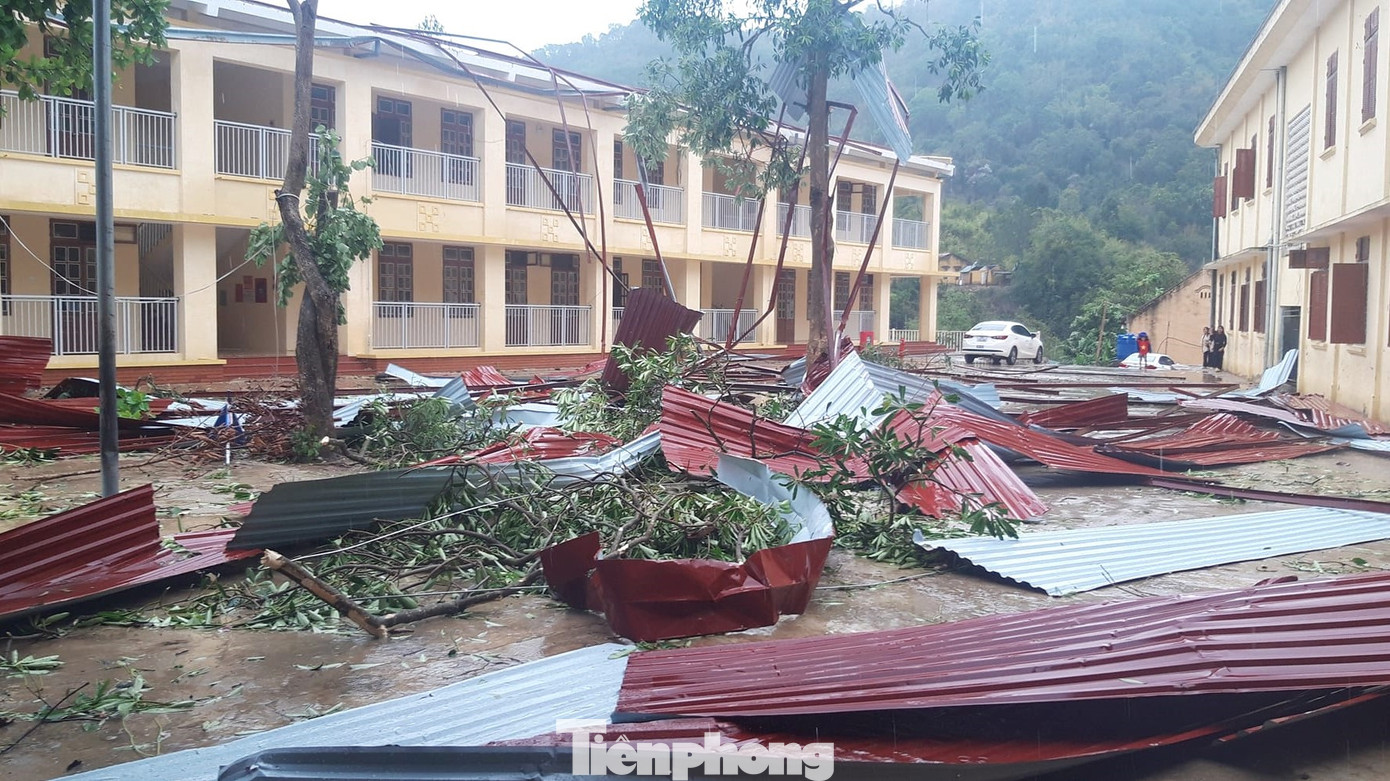 Thiệt hại nặng nhất là trường Phổ thông dân tộc bán trú TH&THCS Mường Lèo bị gió thổi bay toàn bộ mái tôn của một tòa nhà 2 tầng.