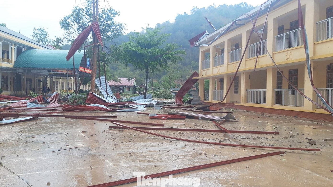 Theo đó, vào khoảng 13h-13h30 cùng ngày, trên địa bàn xã Mường Lèo, huyện Sốp Cộp xuất hiện gió lốc và mưa lớn, có nơi còn kèm theo mưa đá (đây là xã vùng cao biên giới đặc biệt khó khăn của huyện Sốp Cộp, tiếp giáp với nước CHDCND Lào).